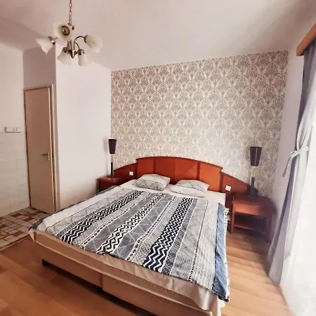 Central Room מלון